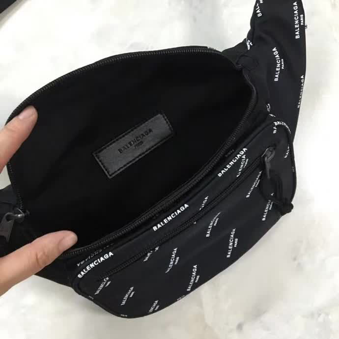 BALENCIAG巴黎世家 帆布胸包腰包 簡單輕便  BL1134